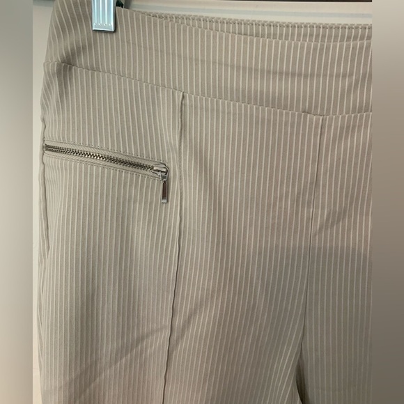 Chicos Womens Pants Taupe White Pinstriped Sz .5 Cropped Ankle Perfect Stretch - Picture 2 of 5